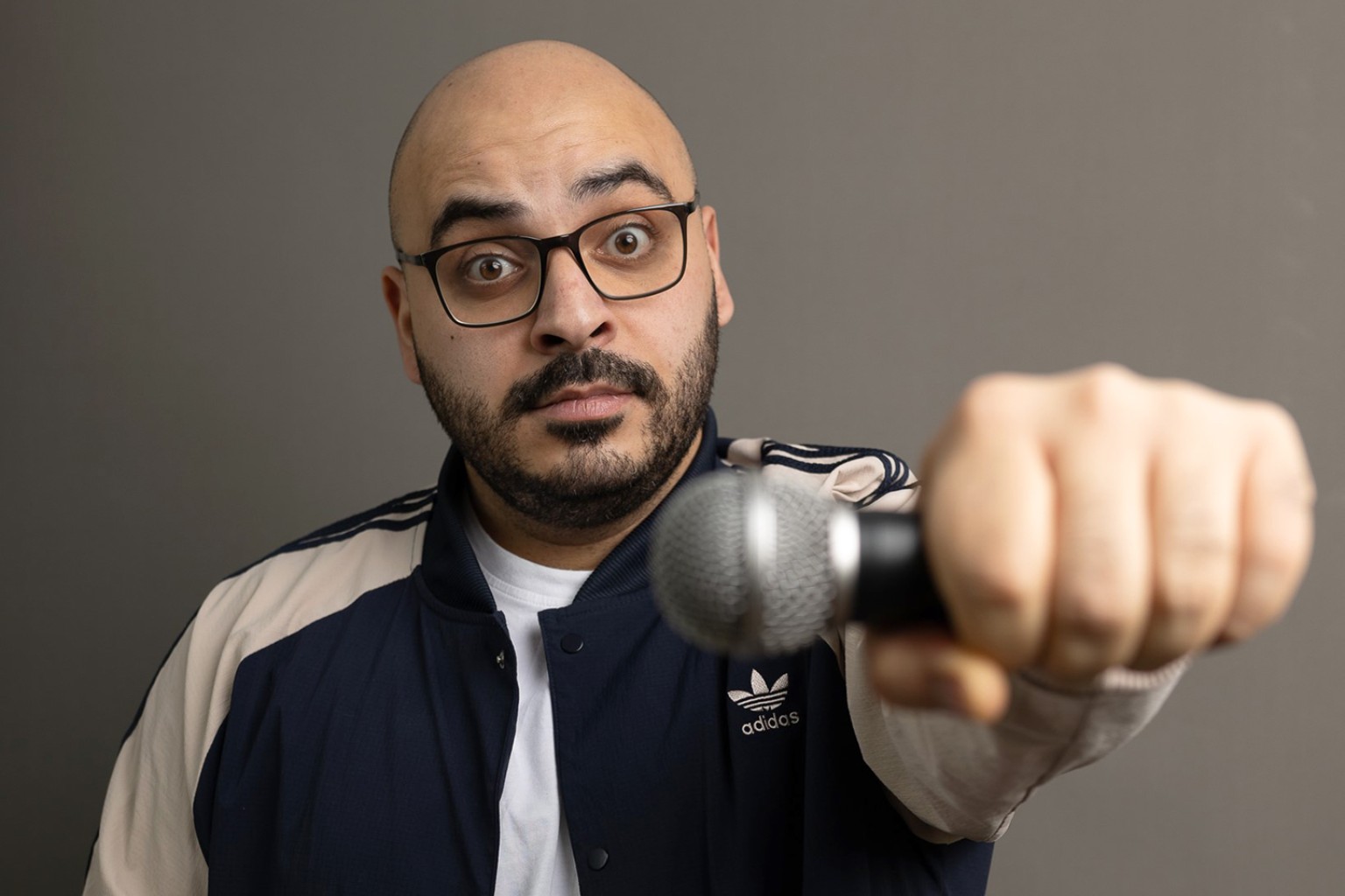 Anil Özseven mit Mikrofon