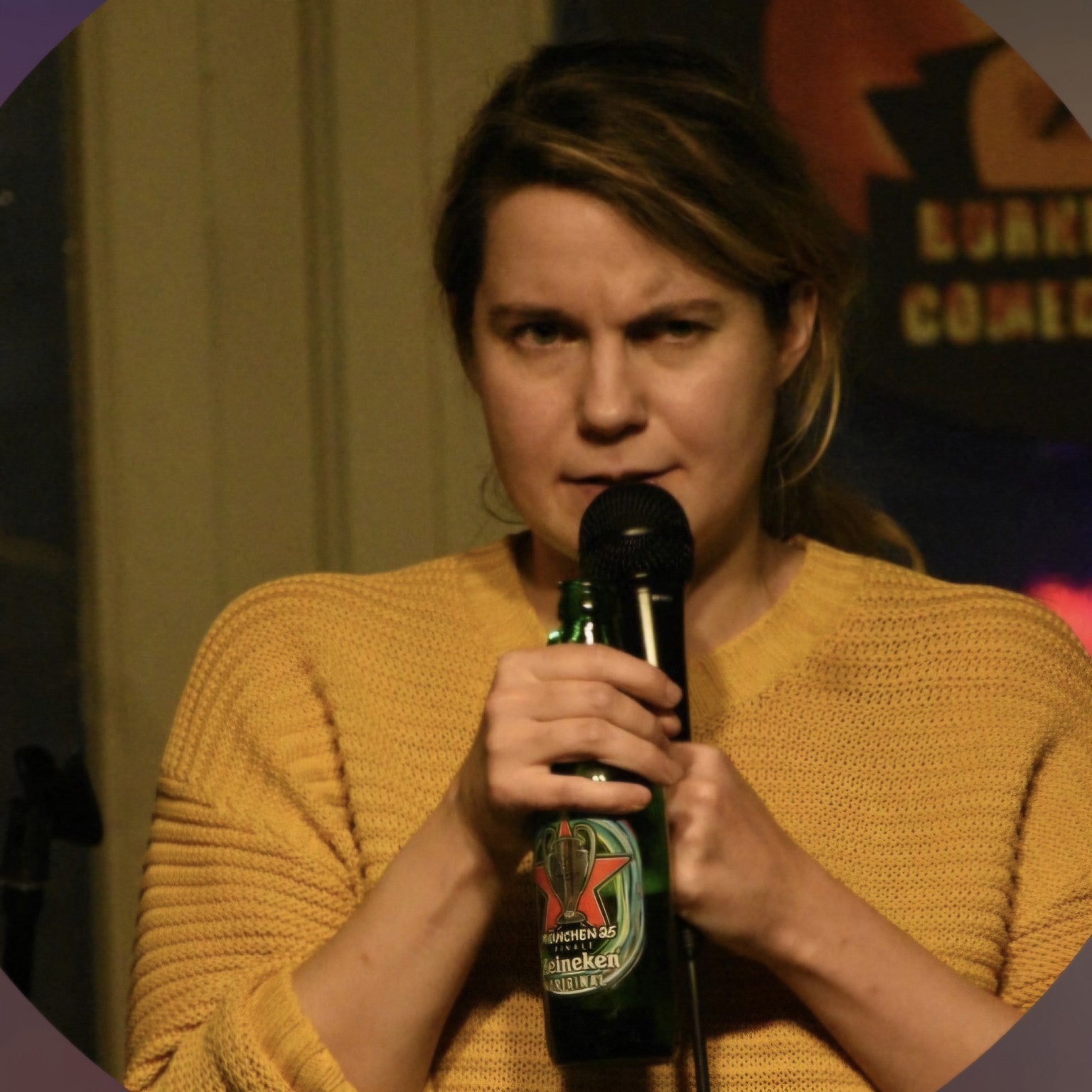 Leandra Polifka mit Mikrofon auf der Bühne