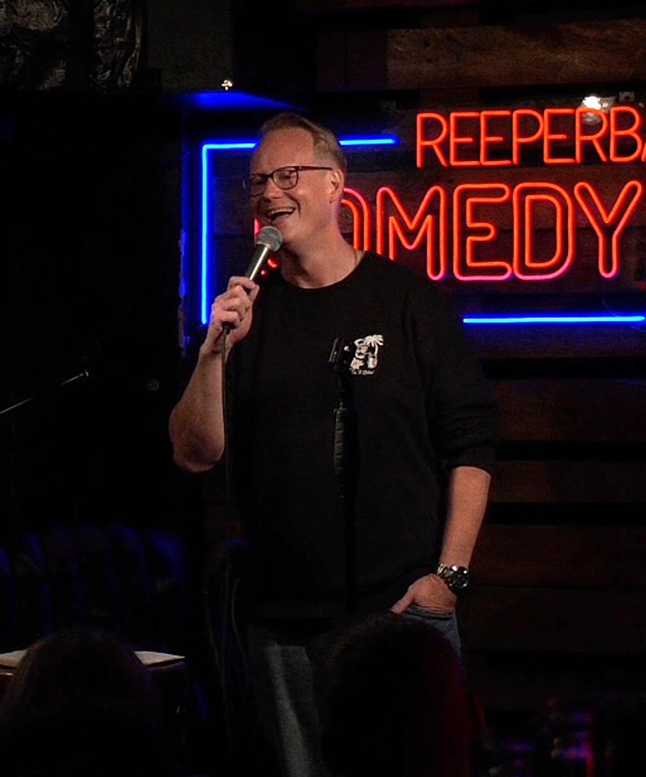Marc Pingel mit Mikrofon auf der Comedy-Bühne
