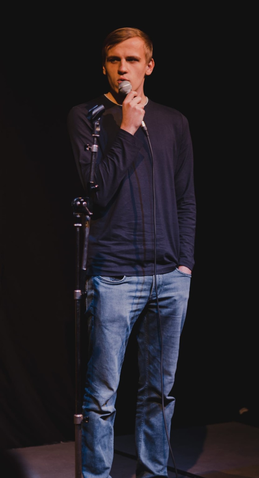 Raphael Schmidt mit Mikrofon auf der Bühne