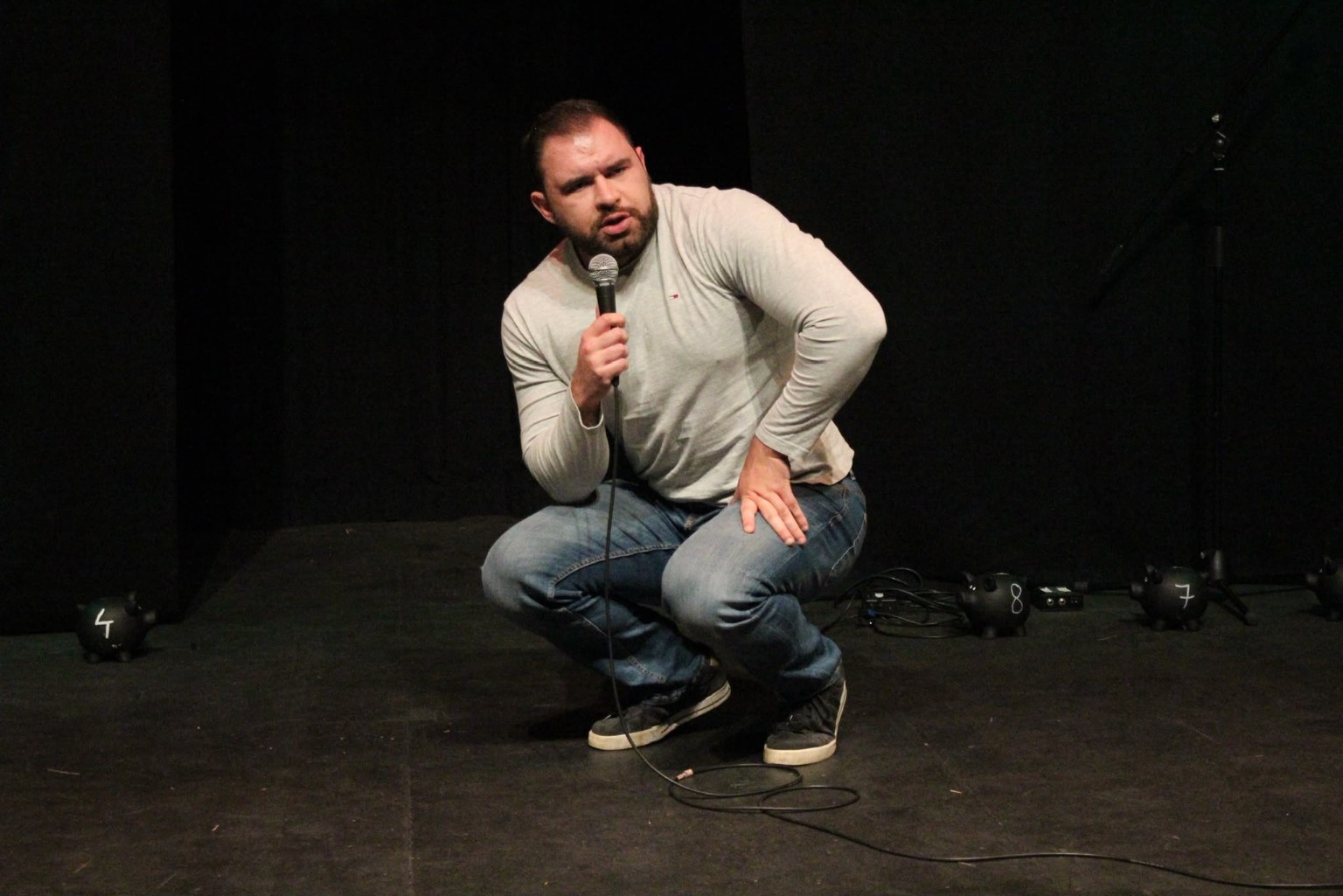 Tobias Rosenau mit Mikrofon auf der Bühne